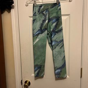 k.alleylifestyle Women’s👱🏽‍♀️Green & Blue Patterned Athletic Capri👖Sz XS